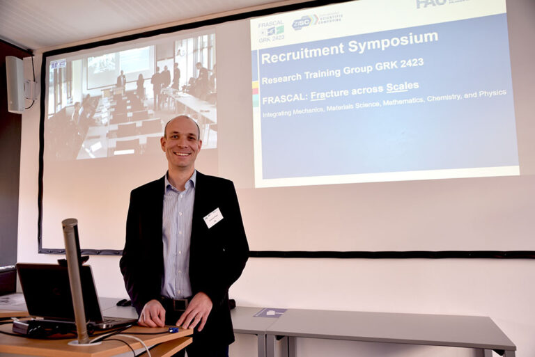 Was die Materie im Innersten zusammenhält: FAU-Nachwuchswissenschaftler/-innen forschen zu Materialbrüchen