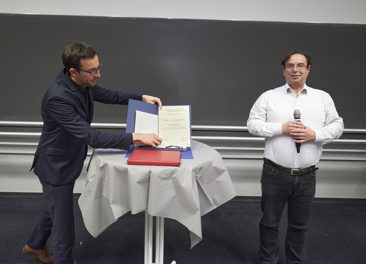 Towards entry "Lehrpreis der TF an Prof. Vogel verliehen"